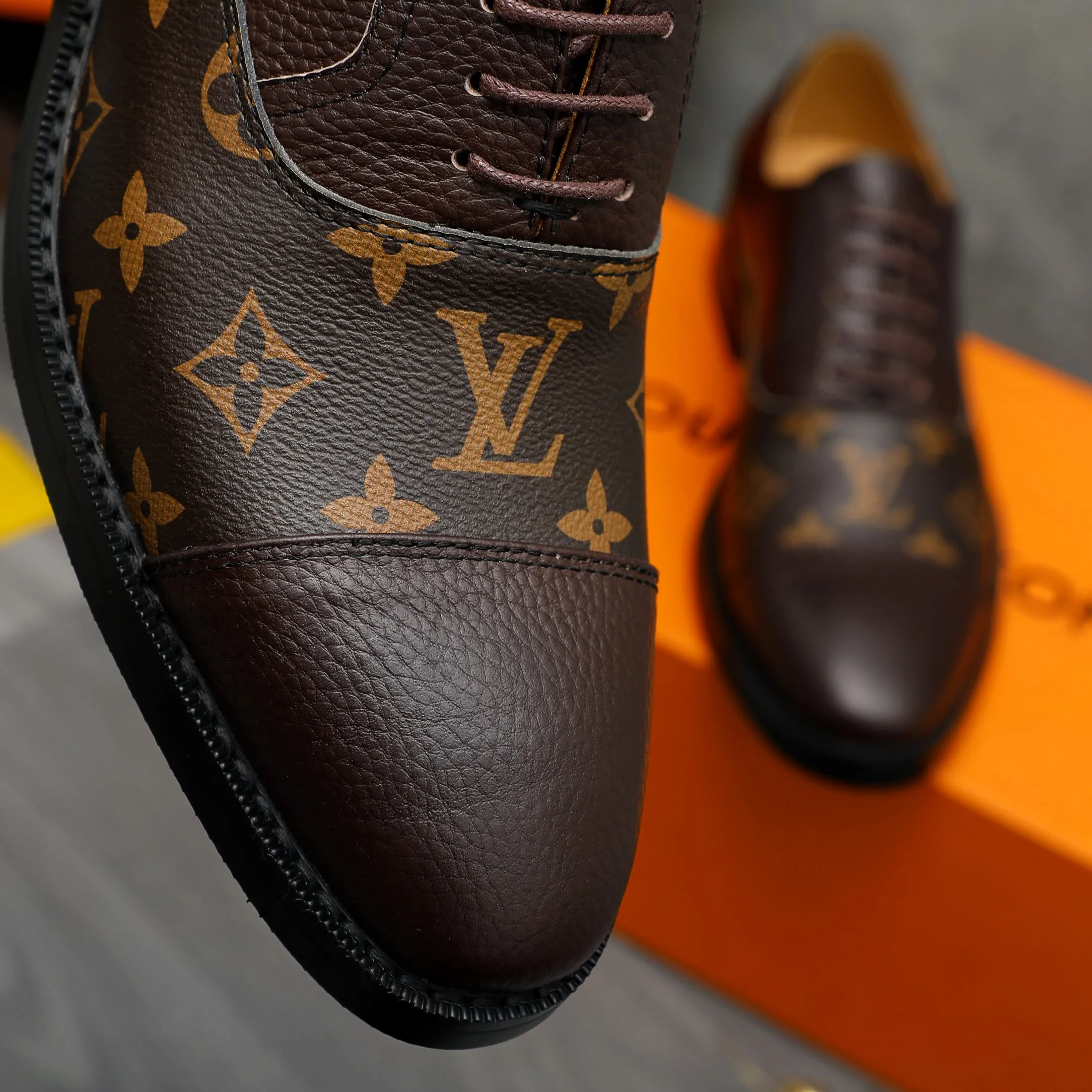 Men's shoes 💰500 Product trademark: LV "Louis Vuitton" business formal leather shoes Regular size: 39-45 (.45 customization is non-refundable) Product material: Selected pebbled cowhide stitching printed upper, cowhide lining, original rubber outsole
